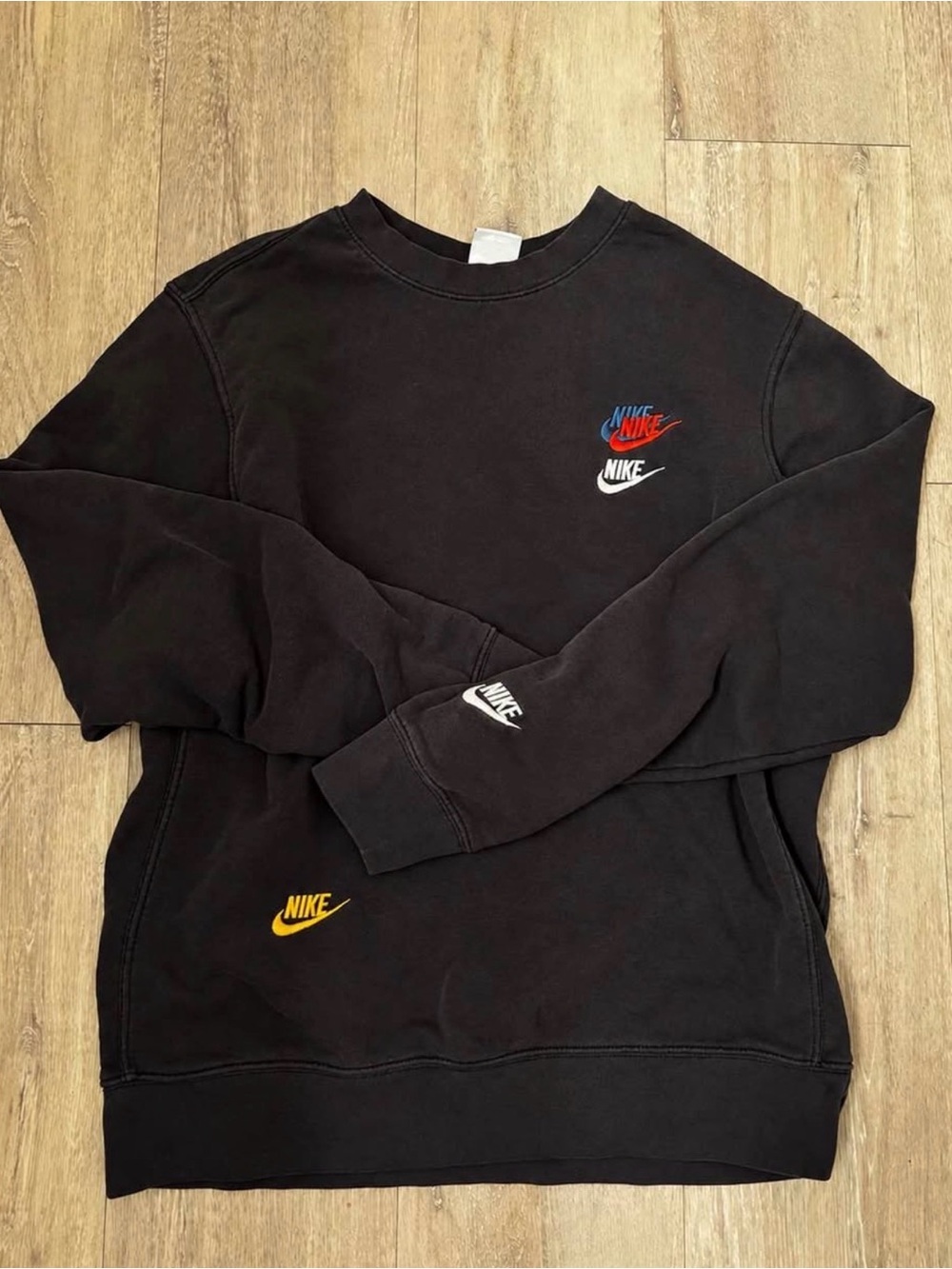 Nike Sportswear Essentials | Black Crewneck Sweatshirt